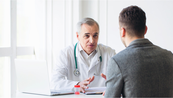 ¿Cuáles son los impactos causados en el sistema sanitario por el retraso en la indicación de la ablación en casos de fibrilación auricular?